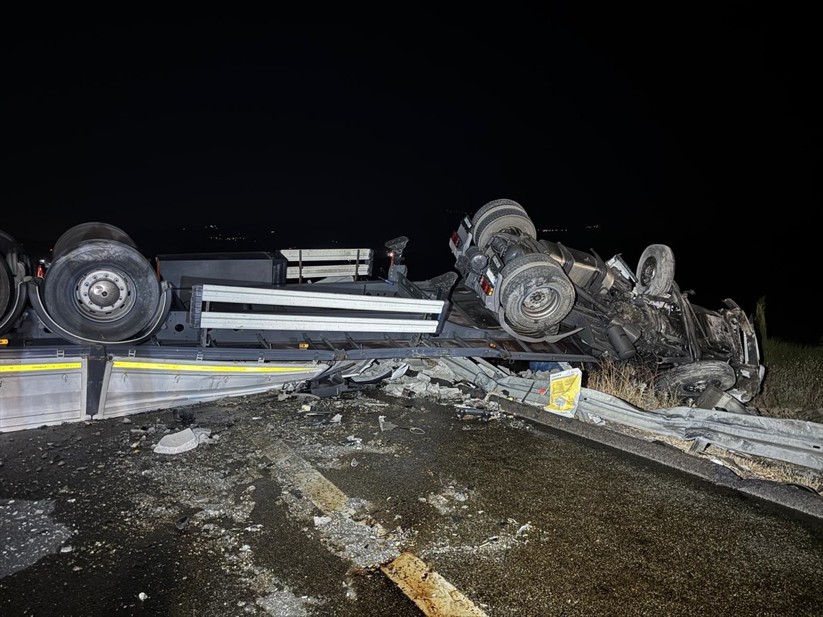 İstanbul-İzmir Otoyolu'nun Balıkesir Susurluk ilçesi kesiminde emniyet şeridinde duran akaryakıt...