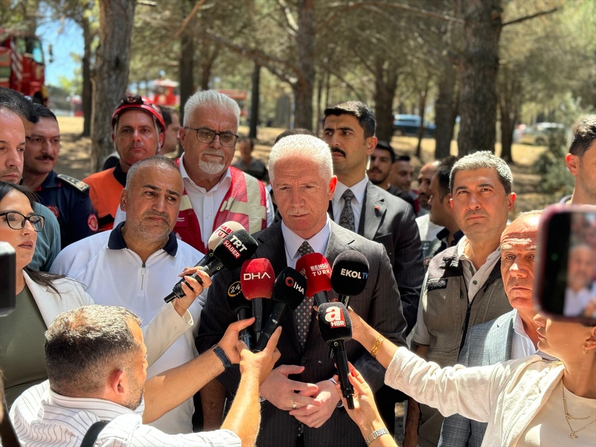 İstanbul Sultangazi'de ormanlık alanda çıkan yangın, itfaiye ekiplerinin müdahalesiyle kontrol...