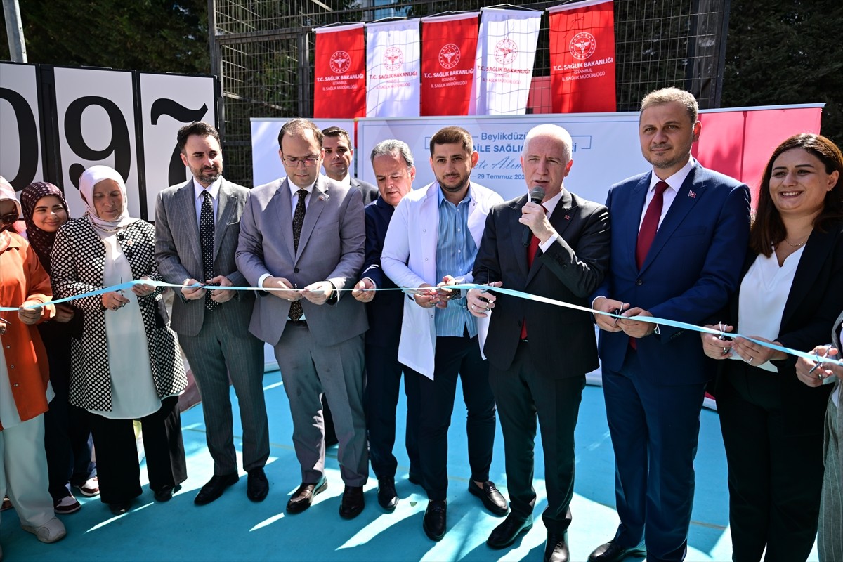 İstanbul Valisi Davut Gül, Beylikdüzü Yakuplu Mahallesi'nde Sağlık Bakanlığı tarafından yapımı...