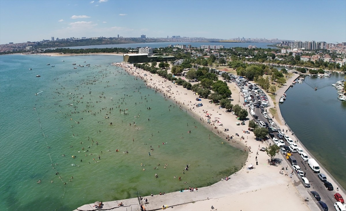 İstanbullular, kenti etkisi altına alan sıcak hava nedeniyle sahillerde ve parklarda serinlemeye...