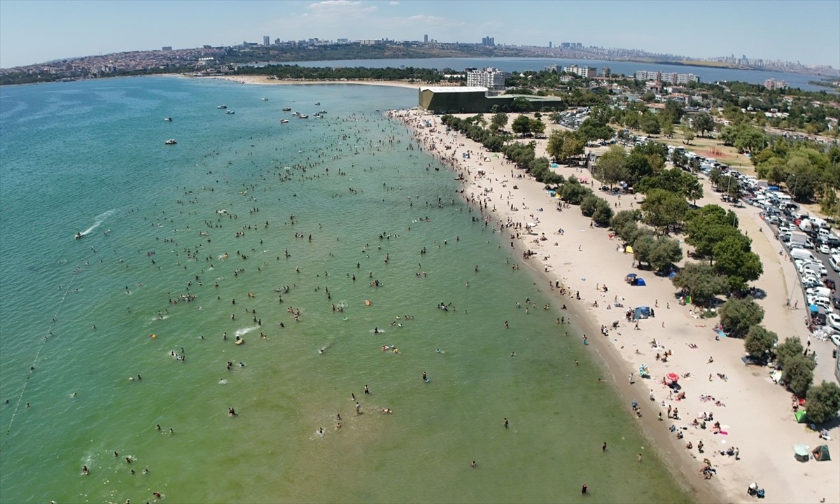 İstanbullular, kenti etkisi altına alan sıcak hava nedeniyle sahillerde ve parklarda serinlemeye...
