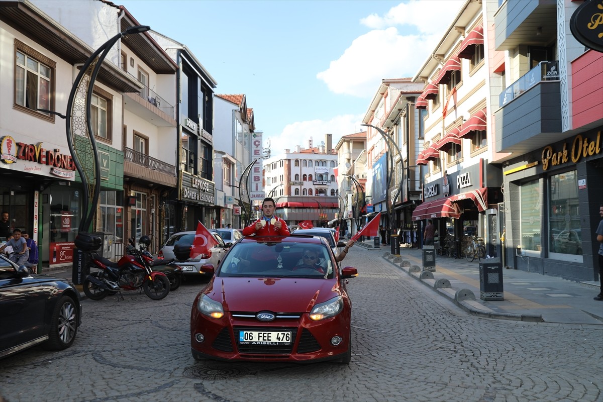 İsveç'te düzenlenen SU-DS Down Sendromlular Avrupa Judo Şampiyonası'nda altın madalya kazanan Özel...