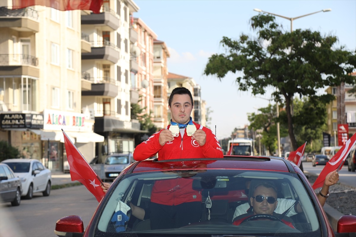 İsveç'te düzenlenen SU-DS Down Sendromlular Avrupa Judo Şampiyonası'nda altın madalya kazanan Özel...