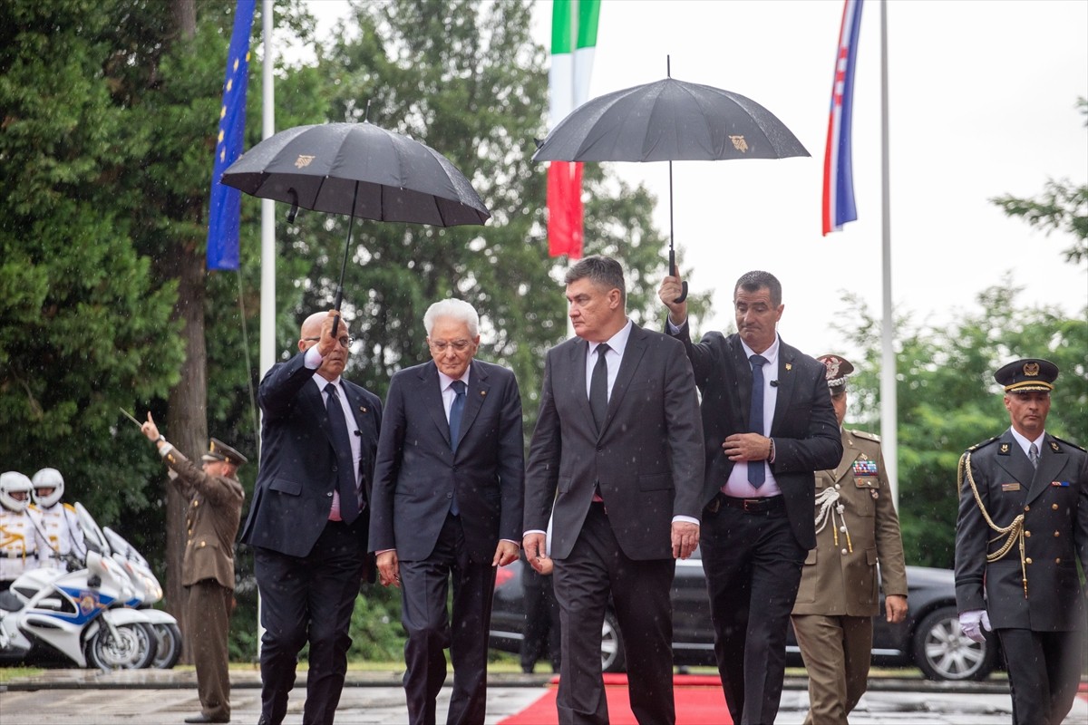 İtalya Cumhurbaşkanı Sergio Mattarella (solda), Hırvatistan'ın başkenti Zagreb'deki resmi...