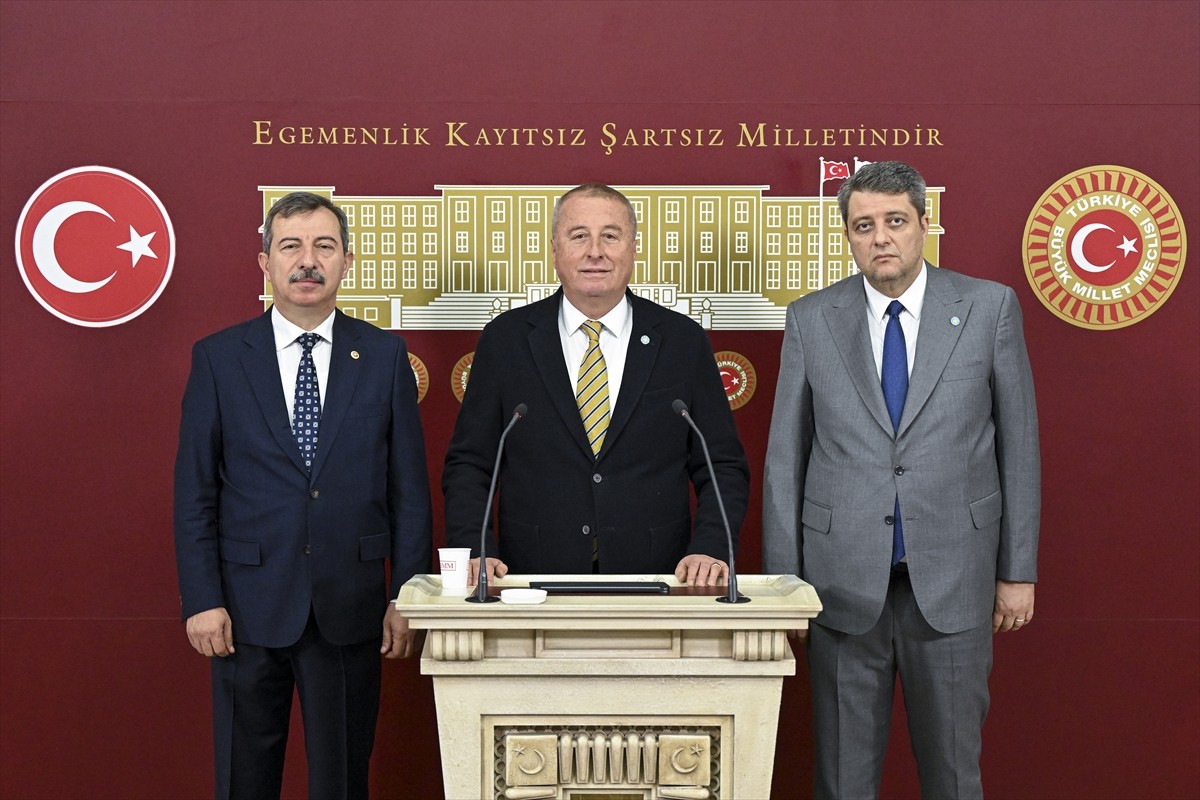 İYİ Parti Afyonkarahisar Milletvekili Hakan Şeref Olgun (ortada), Meclis'te düzenlediği basın...