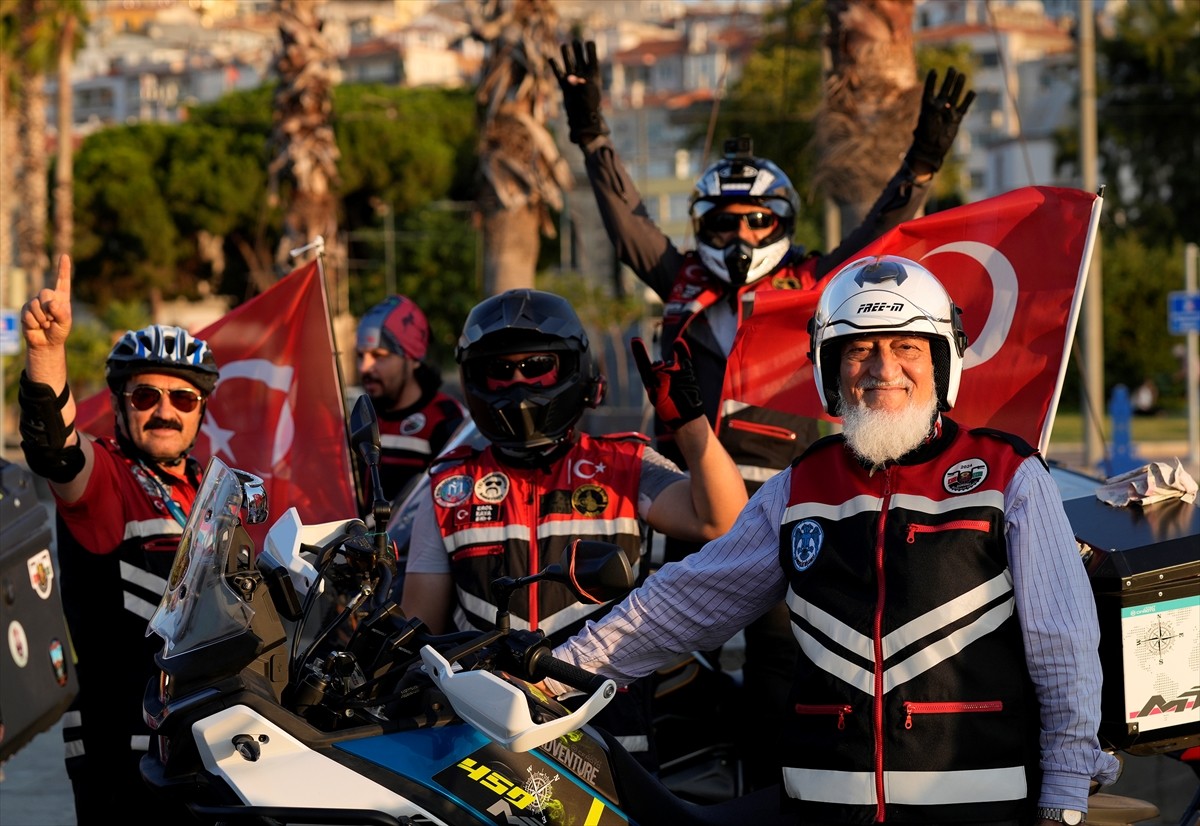 İzmir'de 15 Temmuz Demokrasi ve Milli Birlik Günü etkinlikleri kapsamında motosiklet ve bisiklet...