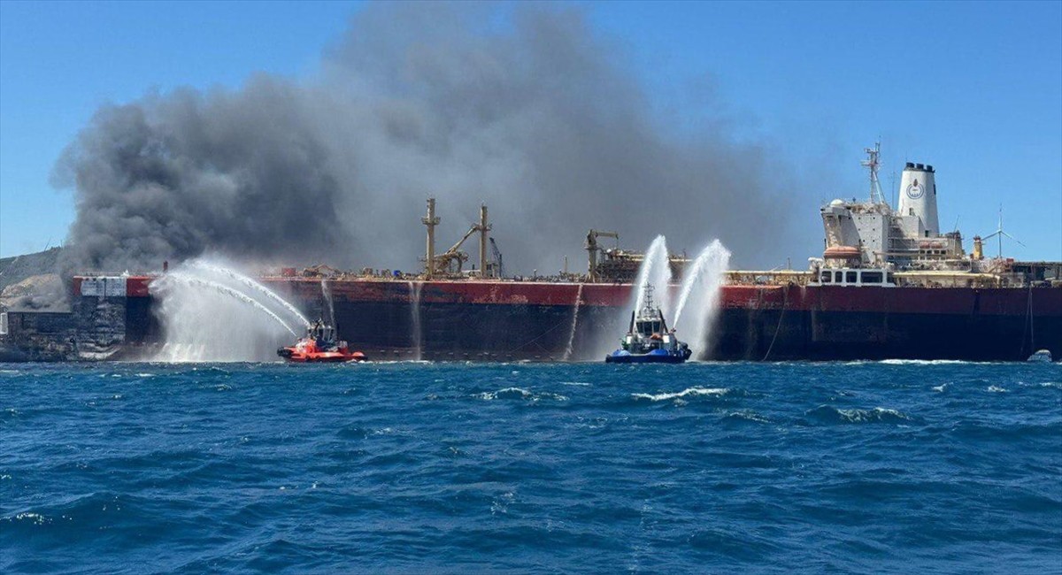 İzmir'de Aliağa Limanı'nda sökümü yapılan tanker gemisinde çıkan yangına karadan ve denizden...