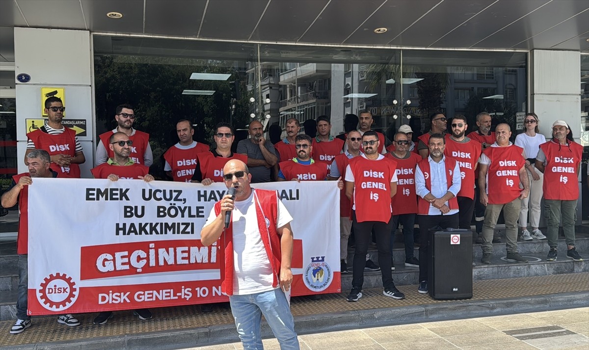 İzmir'de maaşlarını alamadıklarını belirten Karşıyaka Belediyesi işçileri, oturma eylemi...