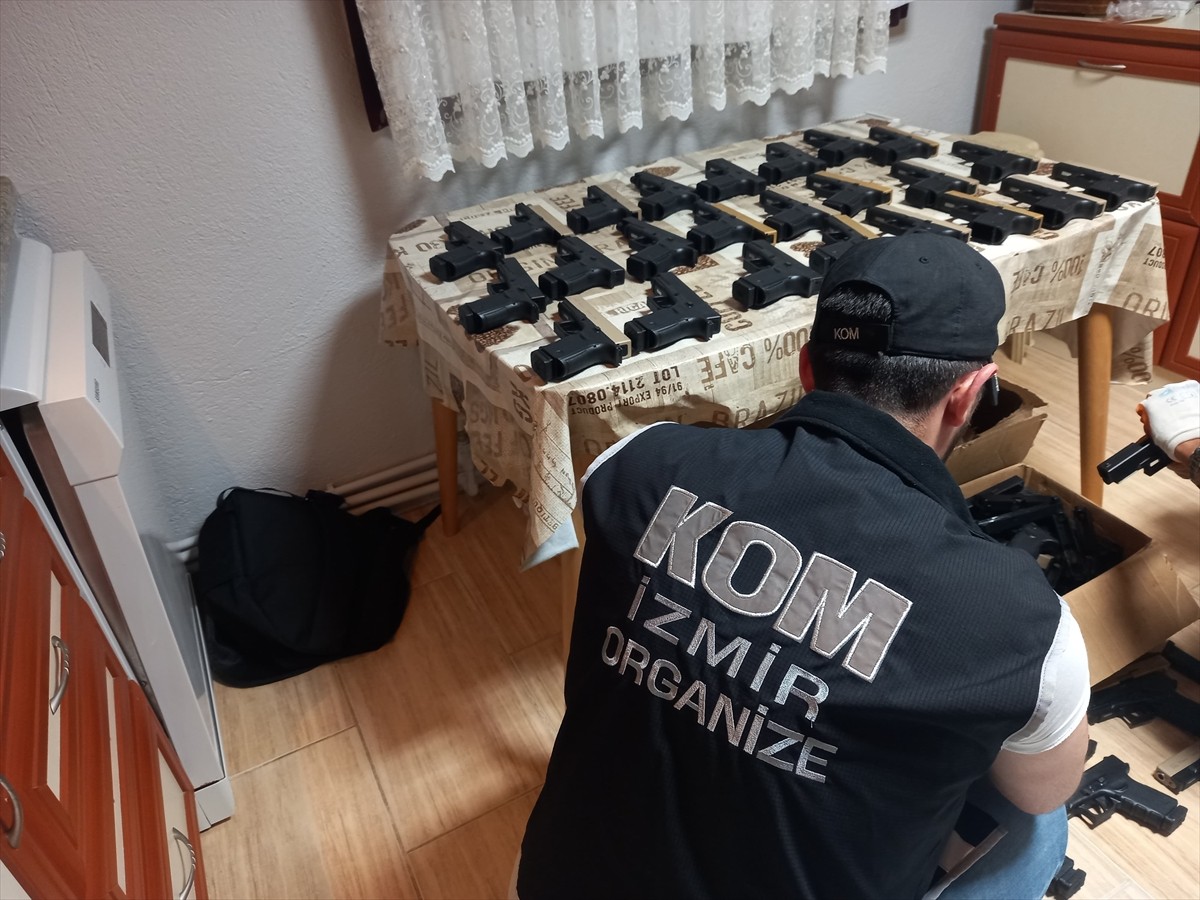 İzmir'de yasa dışı silah ticareti yaptıkları gerekçesiyle gözaltına alınan 9 şüpheli...