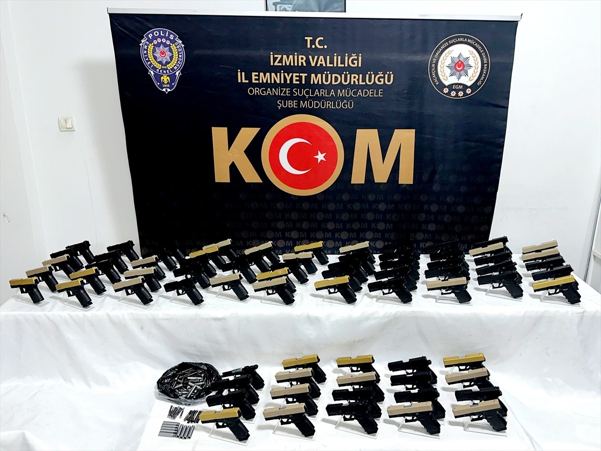 İzmir'de yasa dışı silah ticareti yaptıkları gerekçesiyle gözaltına alınan 9 şüpheli...