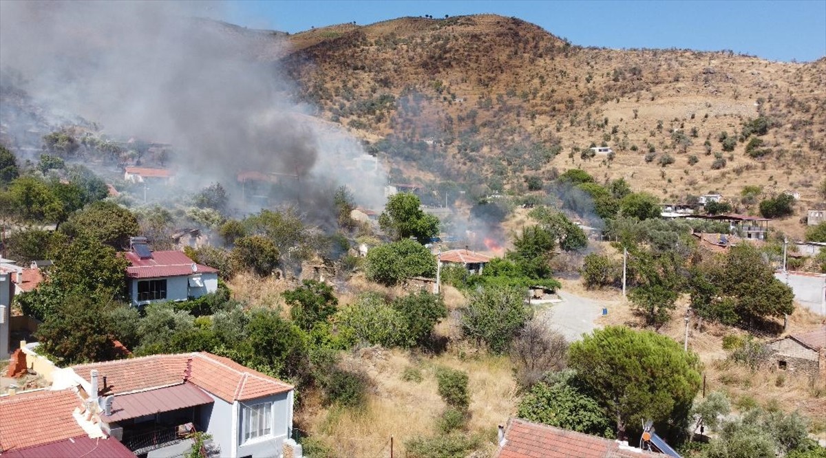İzmir'in Bayındır ilçesinde otluk alanda çıkan ve mahalleye sıçrayan yangına müdahale...