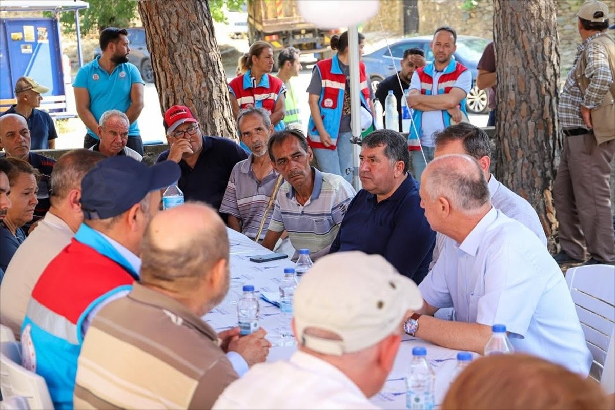 İzmir'in Bayındır ilçesinde otluk alanda çıkan ve mahalleye sıçrayan yangından etkilenen evlerde...