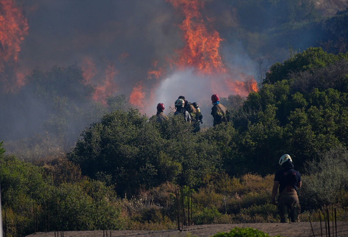 İzmir'in Çeşme ilçesinde çıkan orman yangınına ekiplerin havadan ve karadan müdahalesi devam...