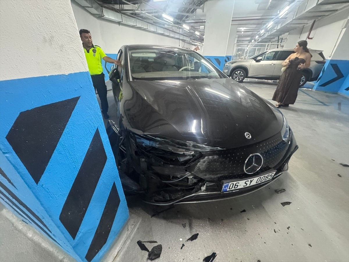 İzmir'in Çeşme ilçesinde, valenin sahibine teslim etmek üzere otoparktan çıkarmak isterken duvara...