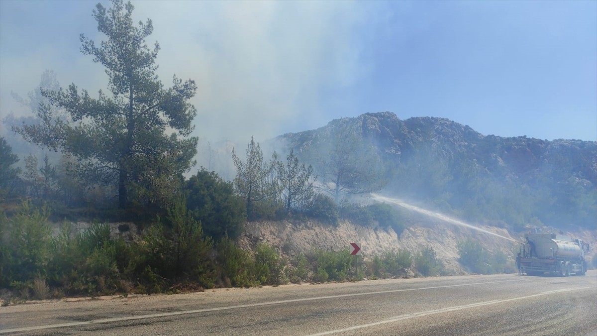 İzmir'in Karaburun ilçesinde hazır beton tesisindeki patlama sonucu çıkan ve makilik alana...