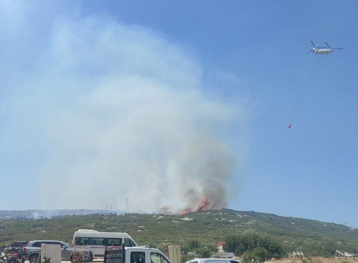 İzmir'in Karaburun ilçesinde hazır beton tesisindeki patlama sonucu çıkan ve makilik alana...