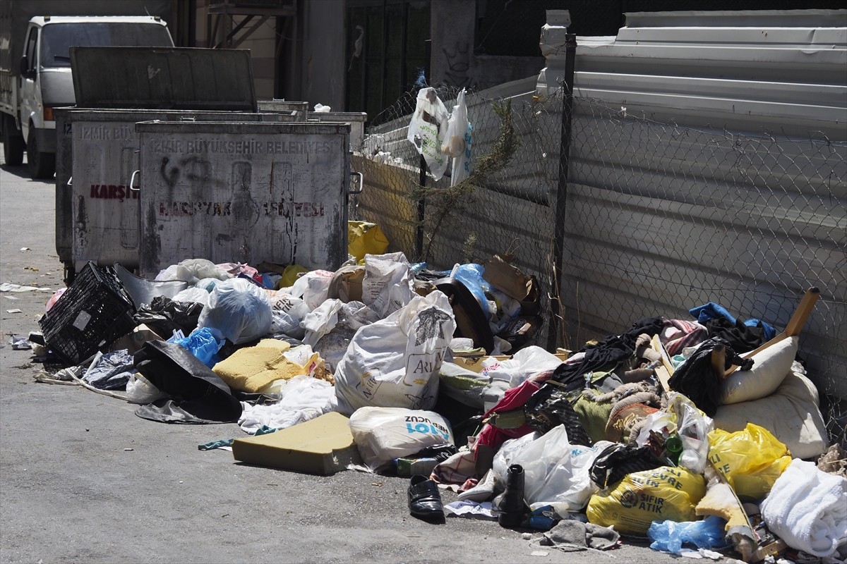 İzmir'in Karşıyaka ilçesinde biriken çöp yığınları ve buna bağlı oluşan kötü koku vatandaşların...