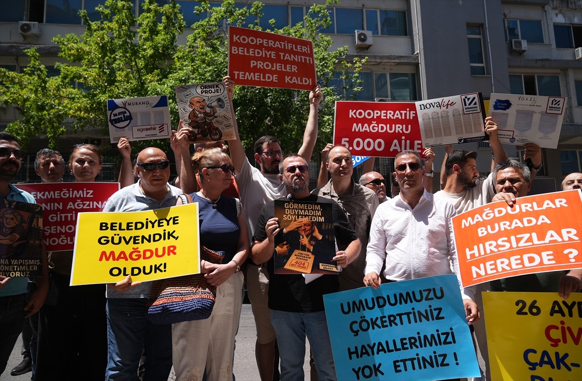 İzmir Kooperatif Mağdurları Birliği üyesi bir grup, İzmir Büyükşehir Belediyesine yönelik...