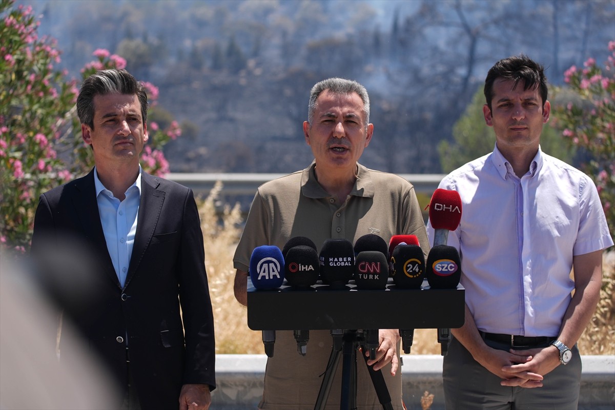 İzmir Valisi Süleyman Elban, Çeşme'deki yangın bölgesinde incelemelerde bulundu. Vali Elban...