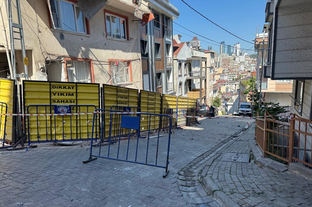 Kağıthane'de dairelerinden birinin balkonu çöken 4 katlı bina tedbir amaçlı tahliye edildi.