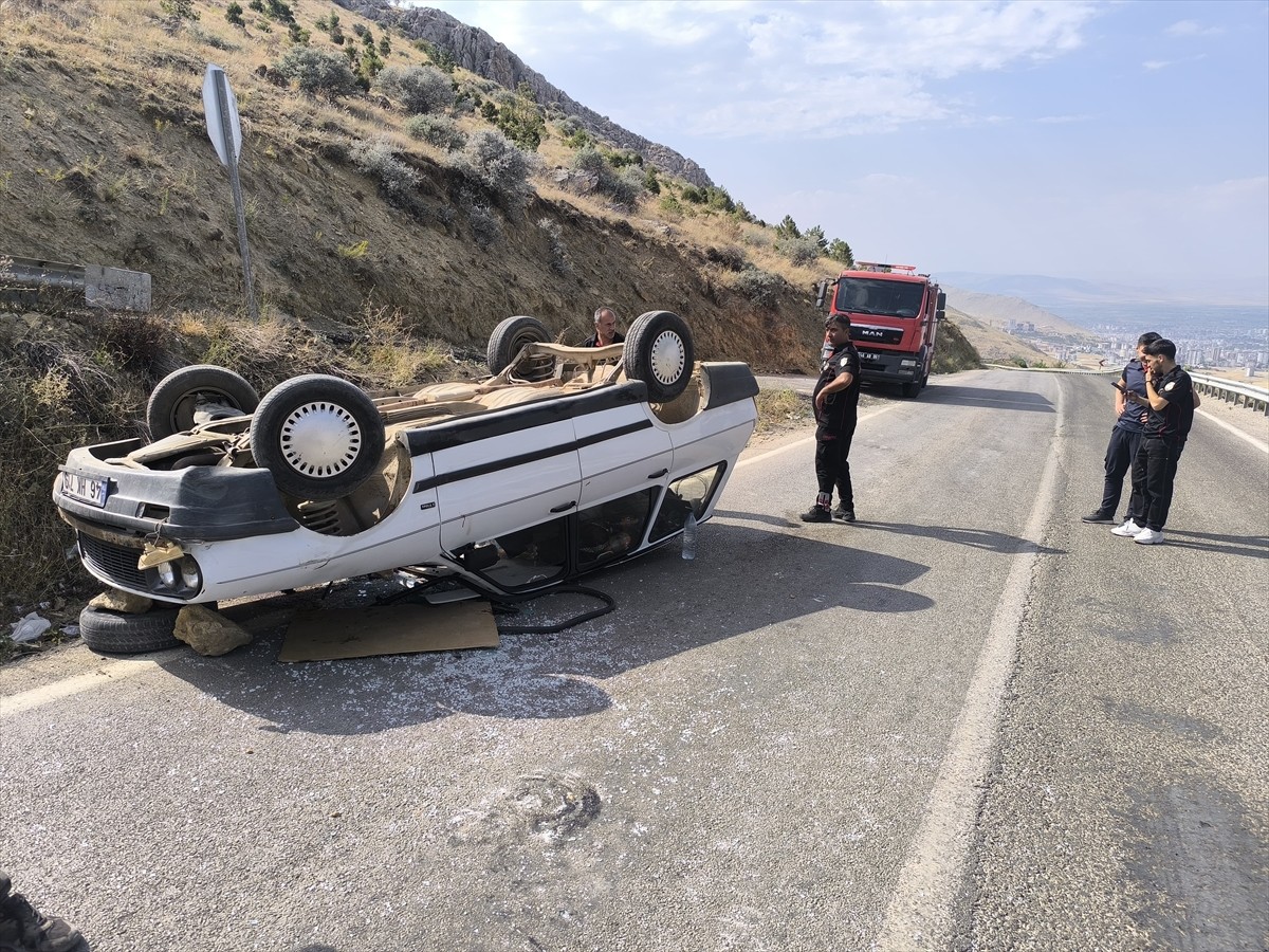 Kahramanmaraş'ın Elbistan ilçesinde otomobilin devrilmesi sonucu 1 kişi öldü, 1 kişi yaralandı....