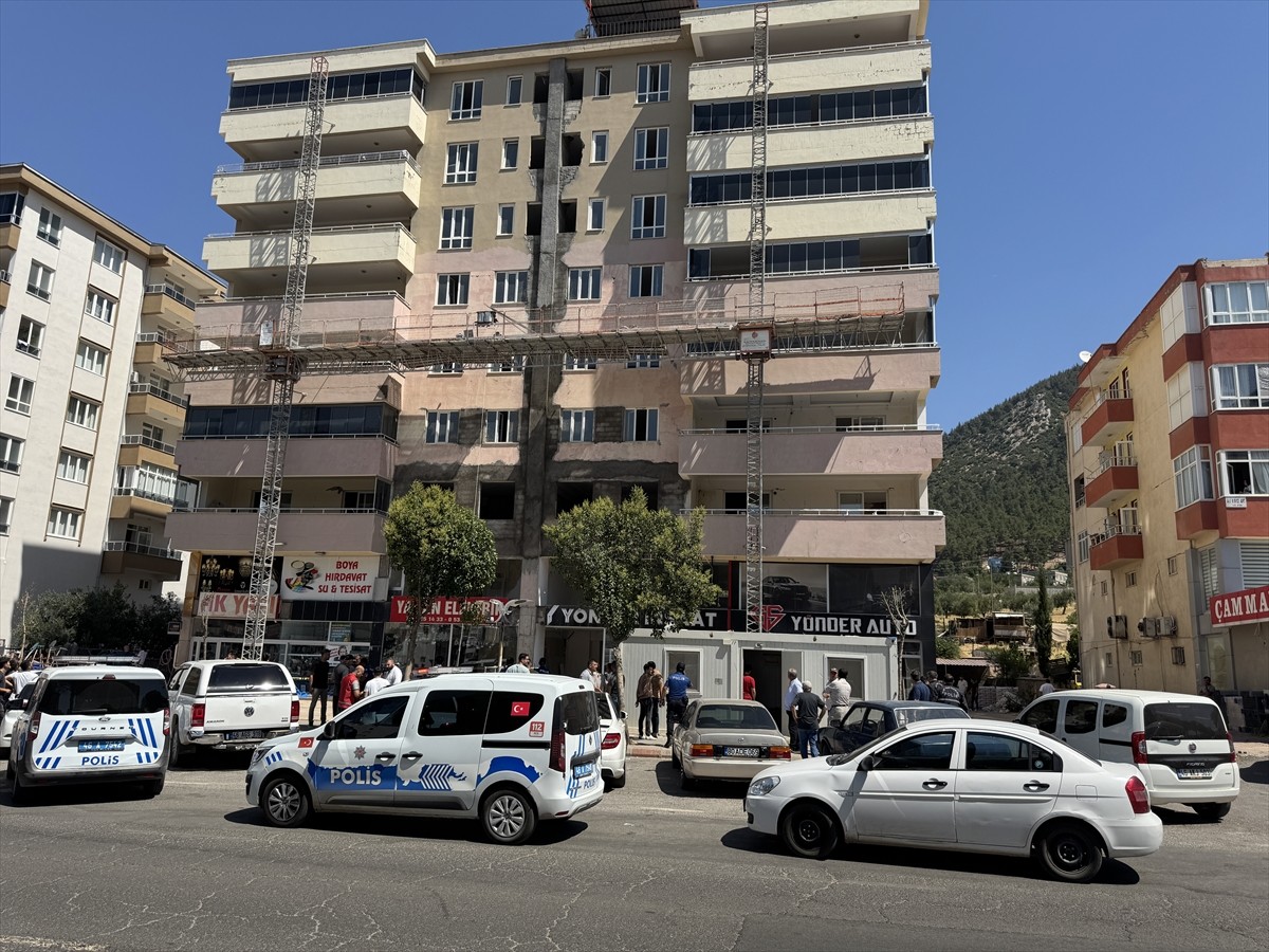 Kahramanmaraş'ın Onikişubat ilçesinde, apartmanın tadilatı için kurulan iskelenin bir bölümünün...