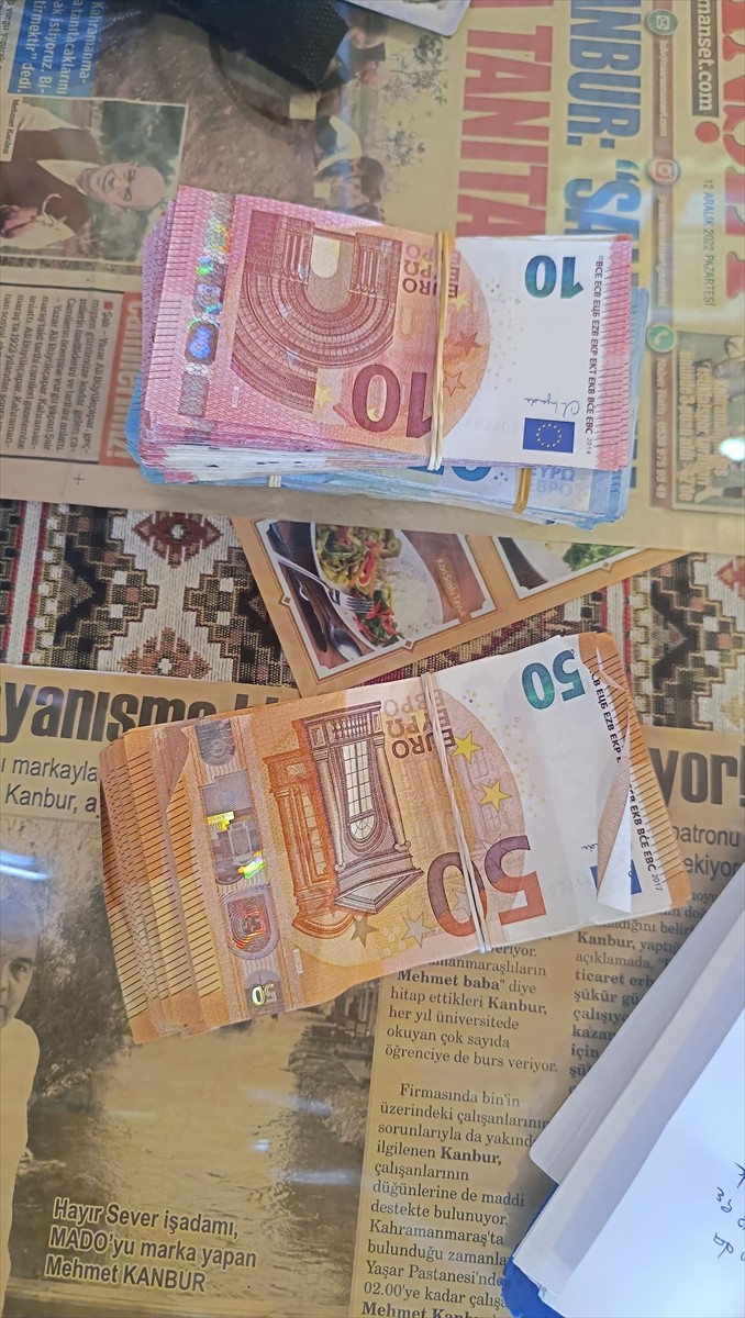 Kahramanmaraş'ta işçilerin bulduğu ve içinde para bulunan çanta, sahibine teslim edildi.