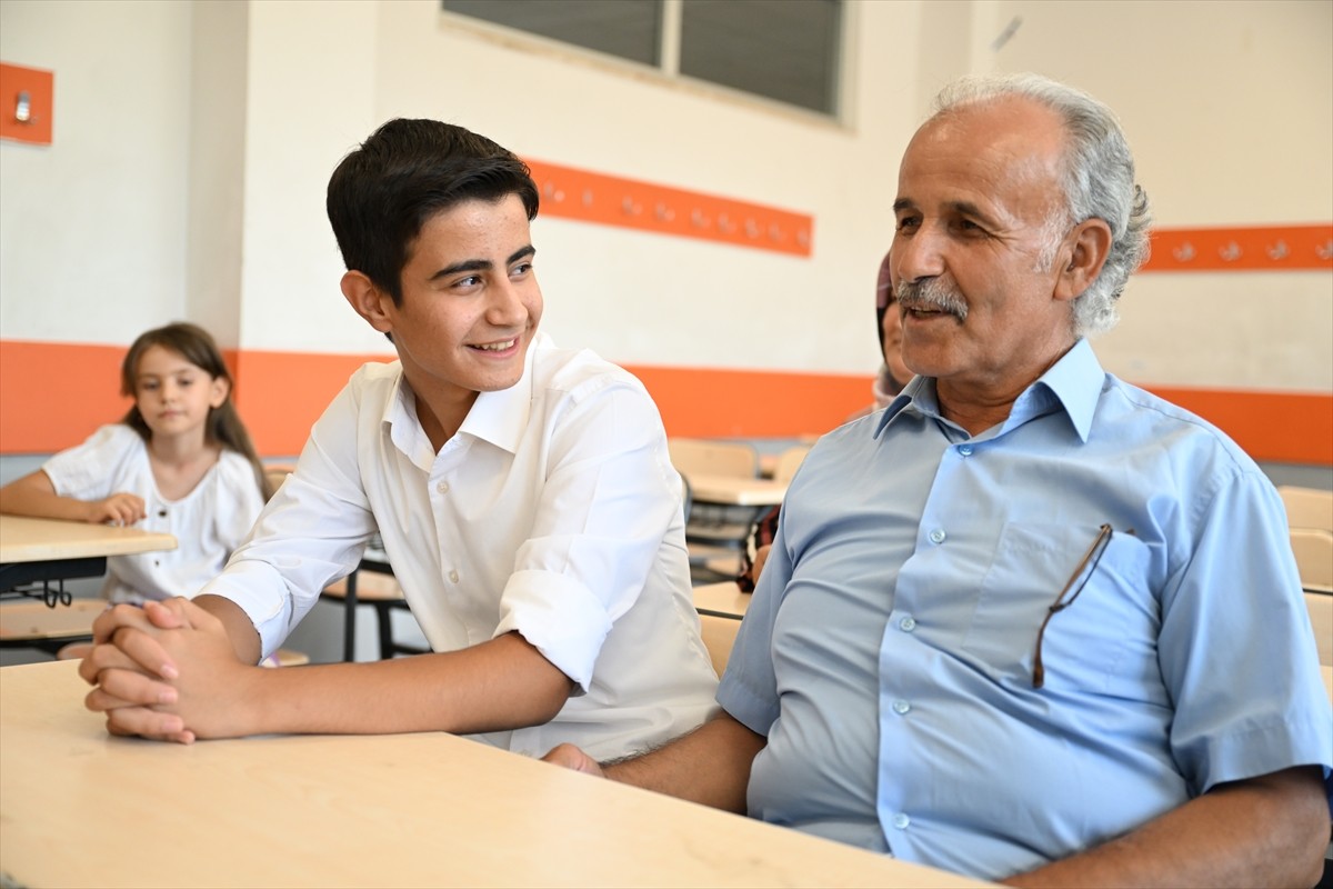 Kahramanmaraş'ta Liselere Geçiş Sistemi (LGS) kapsamındaki merkezi sınavda 500 tam puan alan...