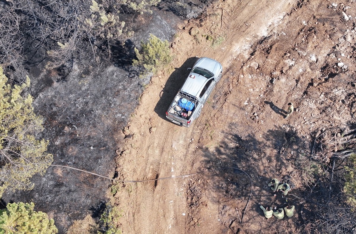Karabük'te ikinci gününde söndürme çalışmaları devam eden orman yangını nedeniyle 4 mahalle ve 1...