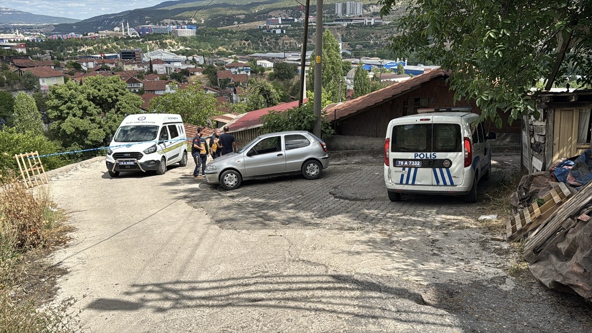 Karabük'te yolda yürürken düşüp başını çarpan kişi hayatını kaybetti. İhbar üzerine olay yerine...