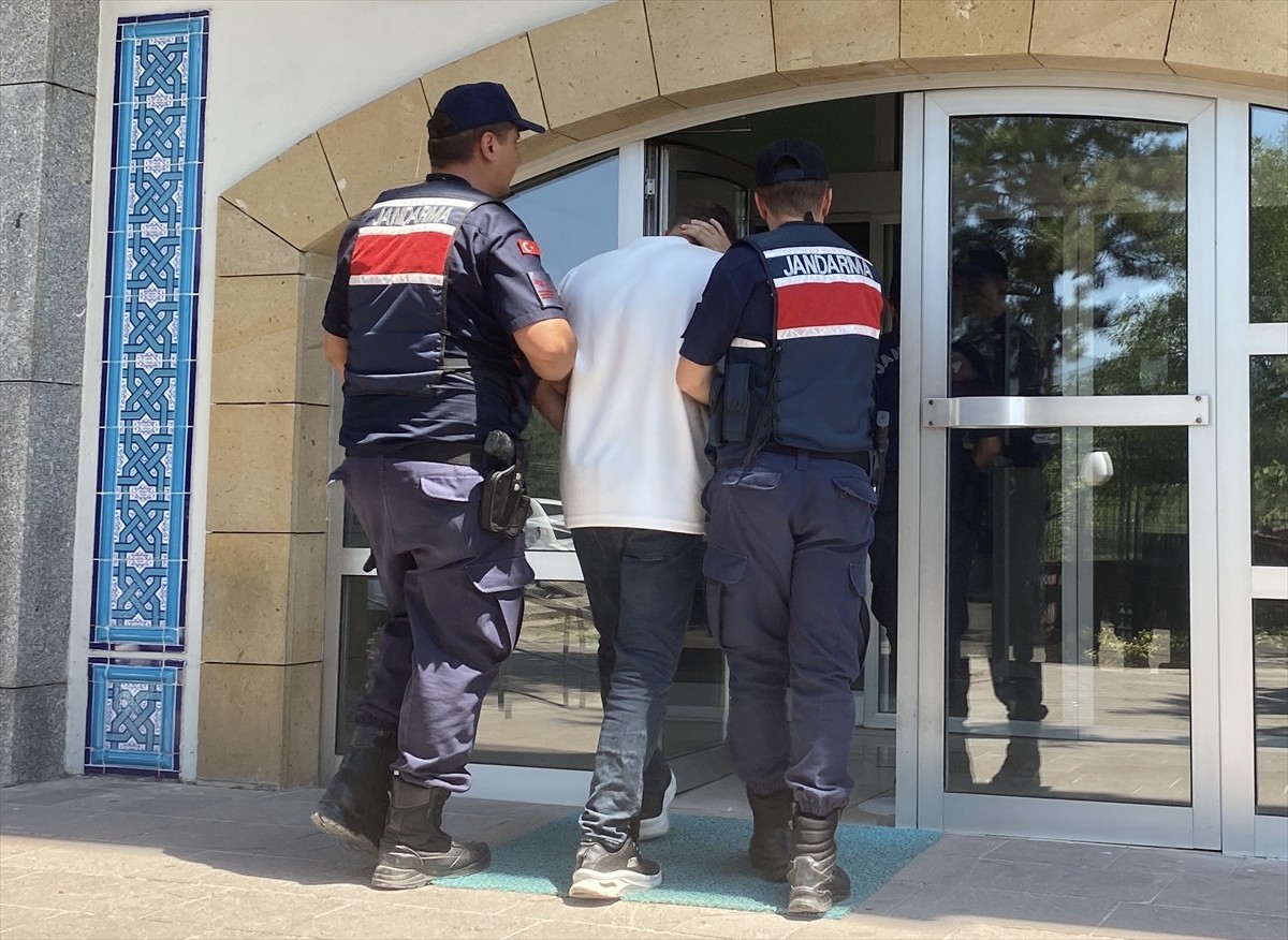 Karabük'ün Eflani ilçesinde dolandırıcılıktan elde ettiği parayı yurt dışına göndermeye çalışan...