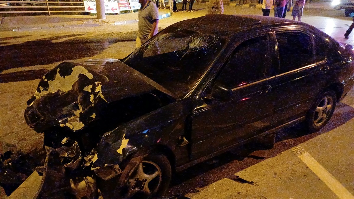 Karabük'ün Safranbolu ilçesinde 2 otomobilin çarpıştığı kazada 2'si ağır 7 kişi yaralandı. İhbar...