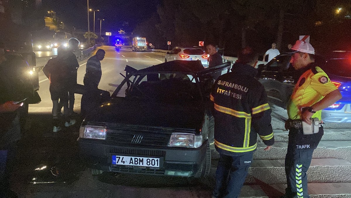 Karabük'ün Safranbolu ilçesinde iki otomobilin karıştığı kazada 1 kişi hayatını kaybetti, 1 kişi...