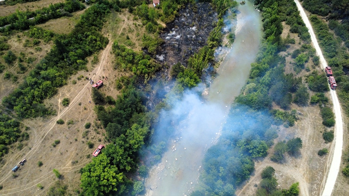 Karabük'ün Safranbolu ilçesinde tarım arazisinde başlayıp ormanlık alana sıçrayan yangın, havadan...