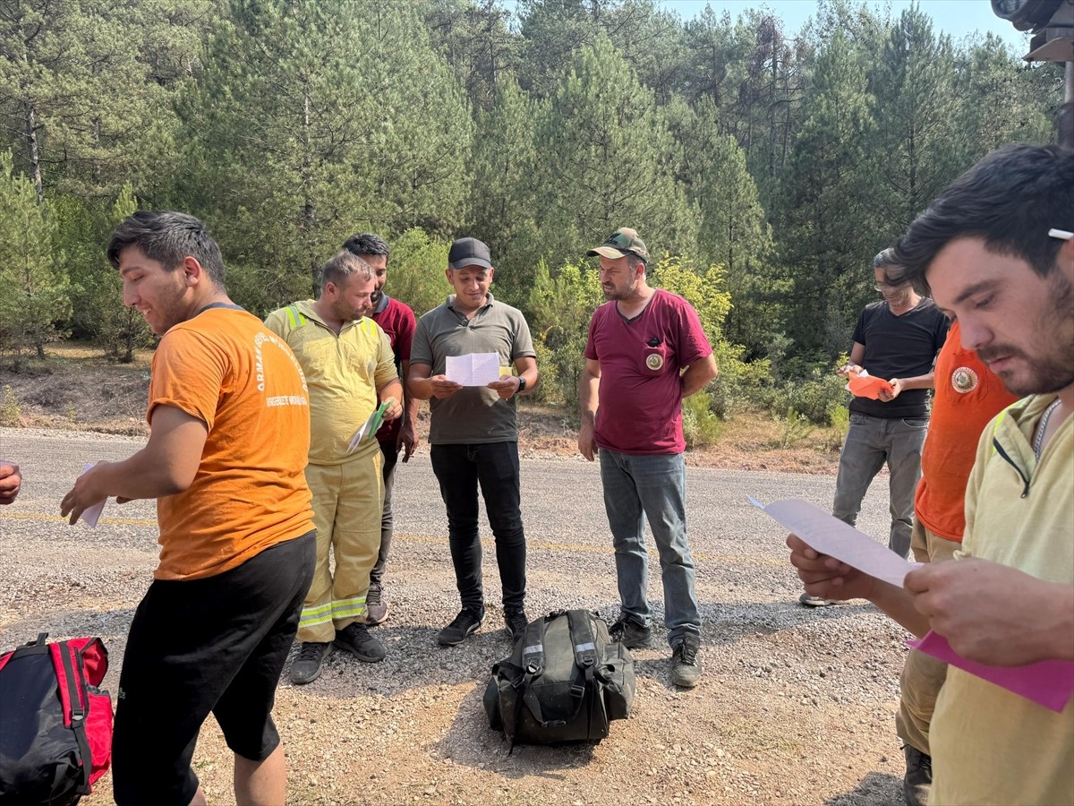 Karabük Gençlik Merkezi öğrencileri, orman yangınlarına çeşitli illerden gelerek alevleri söndürme...