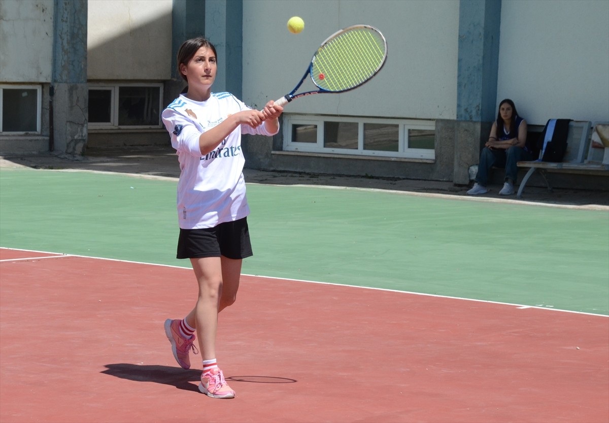 Kars'ta katılım ücreti ihtiyaç sahibi ailelere verilen 3. Geleneksel Tenis Turnuvası...