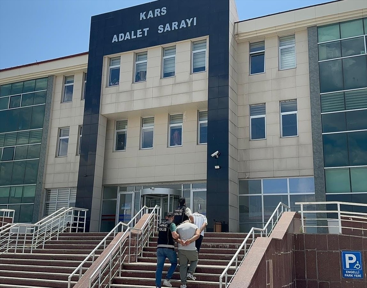 Kars'ta yolcu otobüsünde üst aramalarında uyuşturucu ele geçirilen 2 şüpheli tutuklandı.