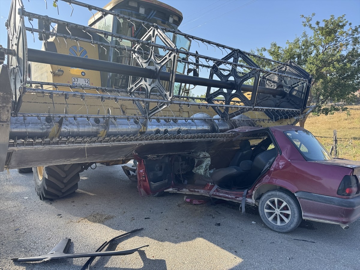 Kastamonu'da biçerdöver ile çarpışan otomobilin sürücüsü yaşamını yitirdi.