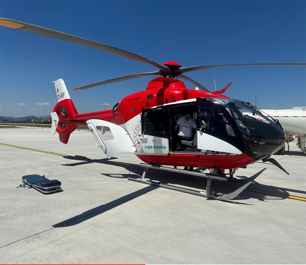 Kastamonu'da trafik kazasında yaralanan 55 yaşındaki hasta, ambulans helikopterle Ankara'daki...