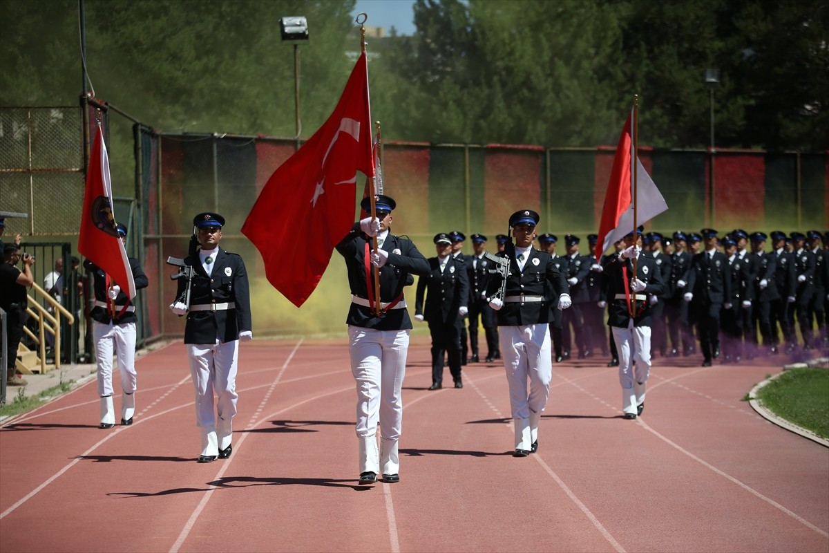 Kastamonu Polis Meslek Yüksekokulu'ndan mezun olan 486 kişi, diplomalarını törenle teslim aldı....