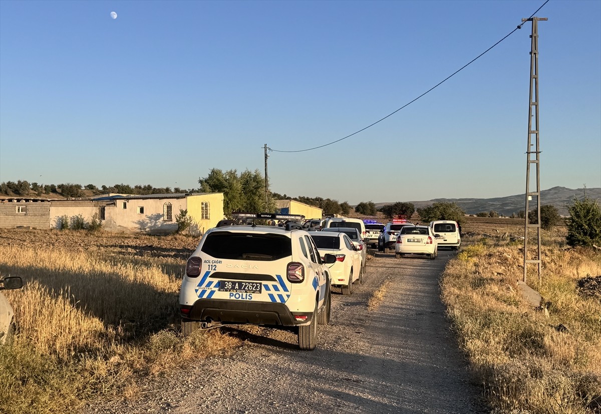 Kayseri'nin Melikgazi ilçesinde çıkan silahlı kavgada 3 kişi yaralandı. Ekipler olay yerinde...