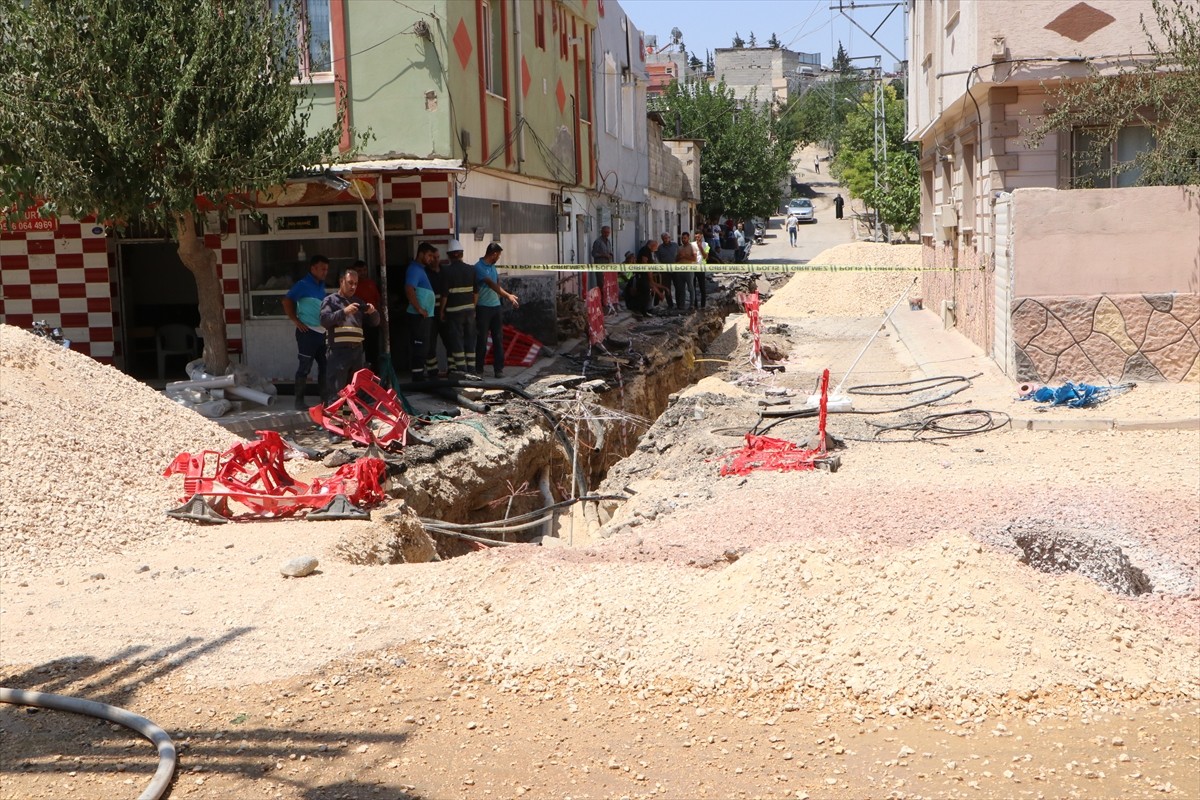 Kilis'te iş makinesinin zarar verdiği doğal gaz borusundaki gaz sızıntısından kaynaklanan yangında...