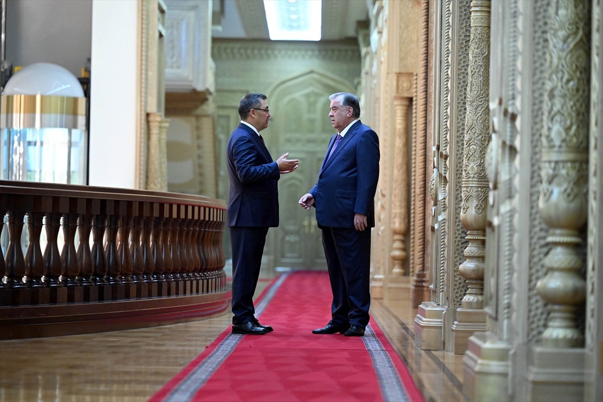 Kırgızistan Cumhurbaşkanı Sadır Caparov (solda), Tacikistan Cumhurbaşkanı İmamali Rahman'ın...