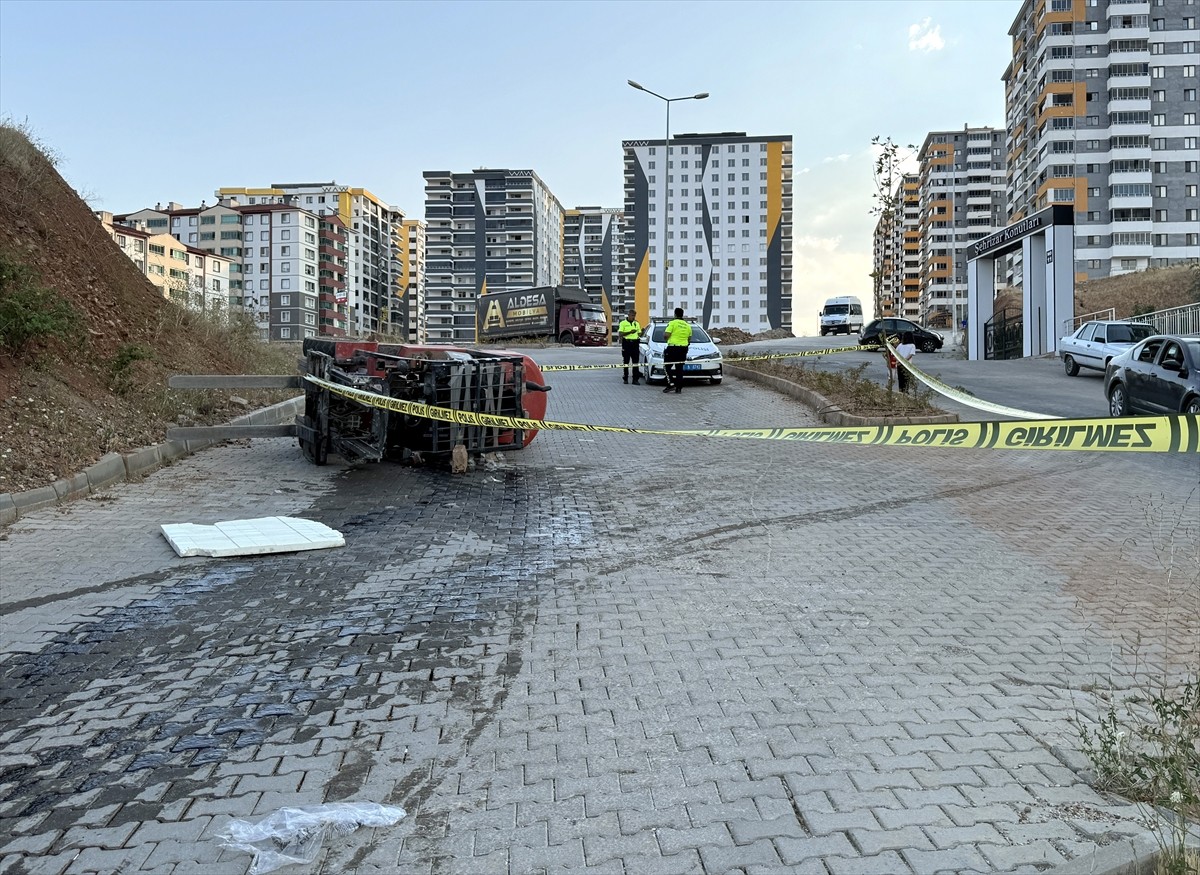 Kırıkkale'nin Yahşihan ilçesinde devrilen forkliftin altında kalan 16 yaşındaki sürücü hayatını...