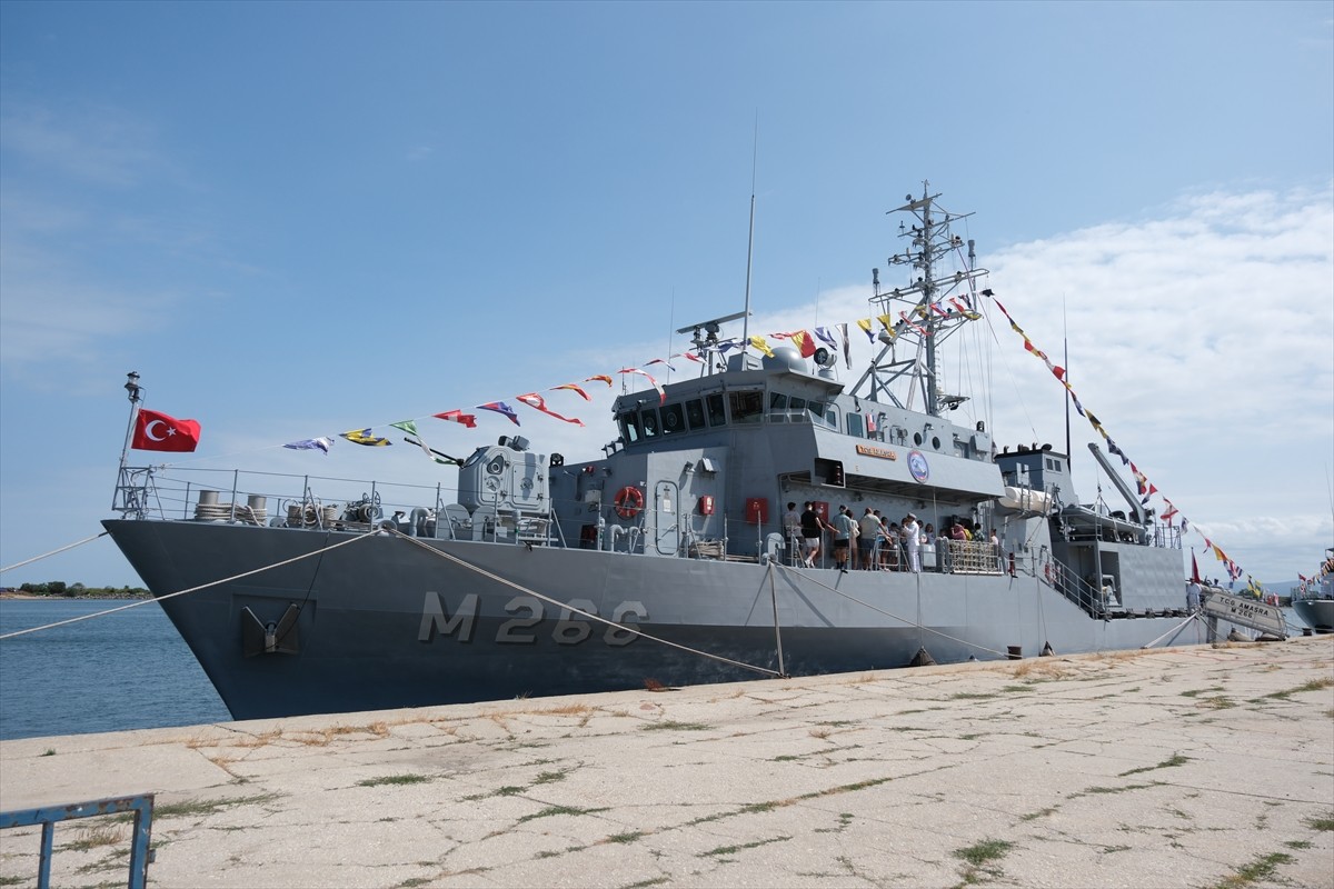 Kırklareli'nde, Denizcilik ve Kabotaj Bayramı dolayısıyla Deniz Kuvvetleri Komutanlığı'na bağlı...