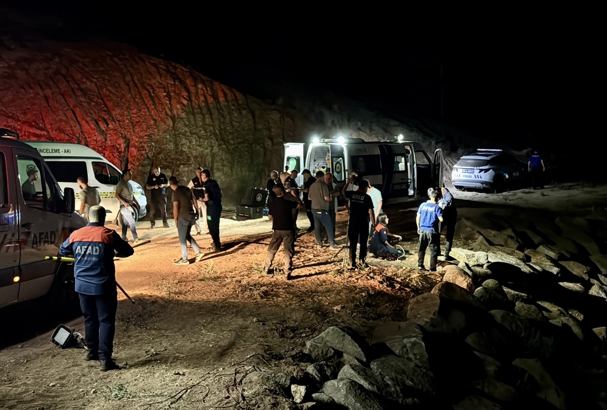 Kırşehir'de gölete giren çocuk boğuldu. İhbar üzerine bölgeye AFAD, polis ve sağlık ekipleri sevk...