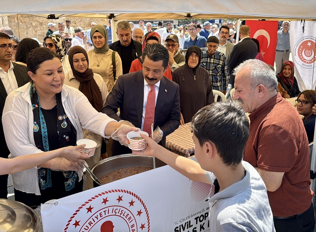 Kırşehir Şehit Aileleri Derneği tarafından 2 bin kişiye aşure ikram edildi. Dernek tarafından...