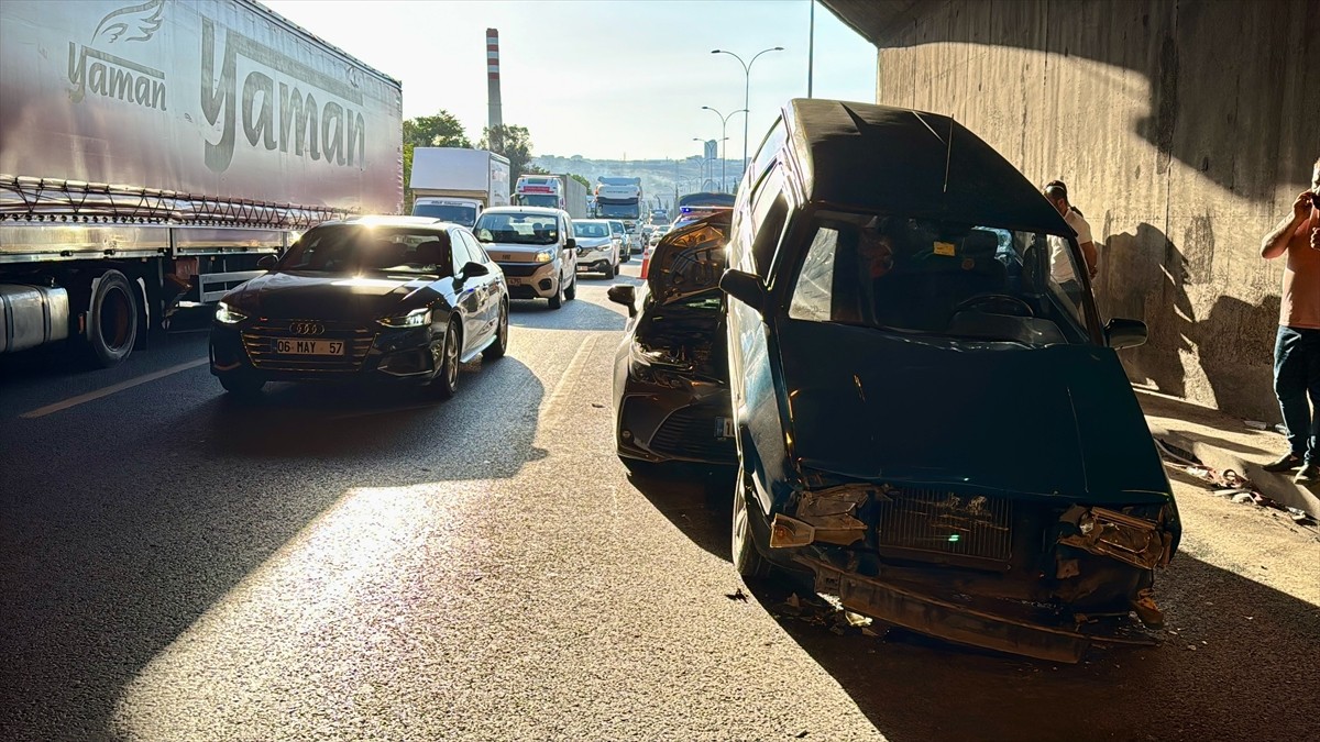 Kocaeli'de, Anadolu Otoyolu'nun Dilovası kesiminde meydana gelen zincirleme trafik kazası...