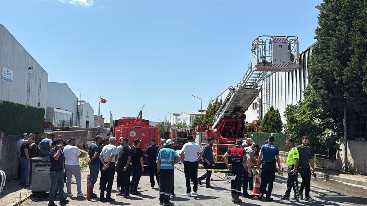 Kocaeli'nin Çayırova ilçesinde plastik varil üretimi yapılan fabrikada çıkan yangın kontrol altına...