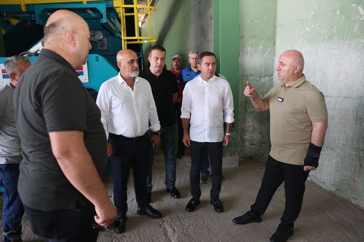 Kocaeli'nin Darıca ilçesinde günlük 70 ton atığı geri dönüştürerek ekonomiye kazandıracak tesisin...